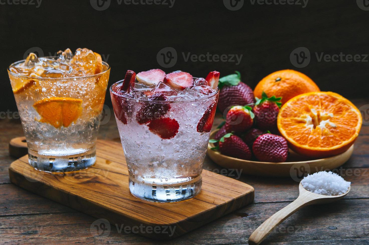 bebidas de frutas dulces refresco de fresa y refresco de naranja bebida fría vitamina fruta, bebidas sabrosas en la mesa de madera foto