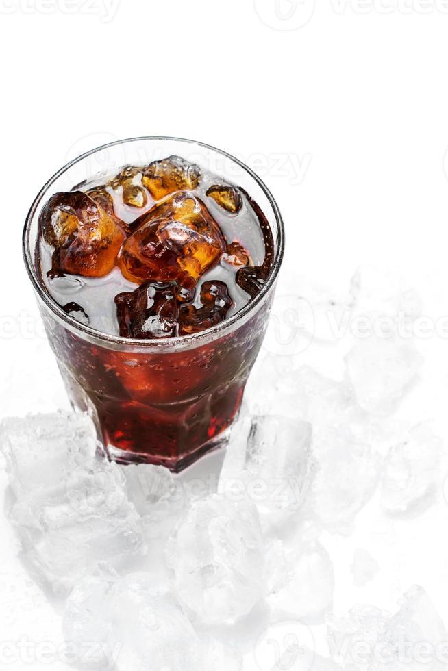 vaso de coca-cola fría con mucho hielo foto