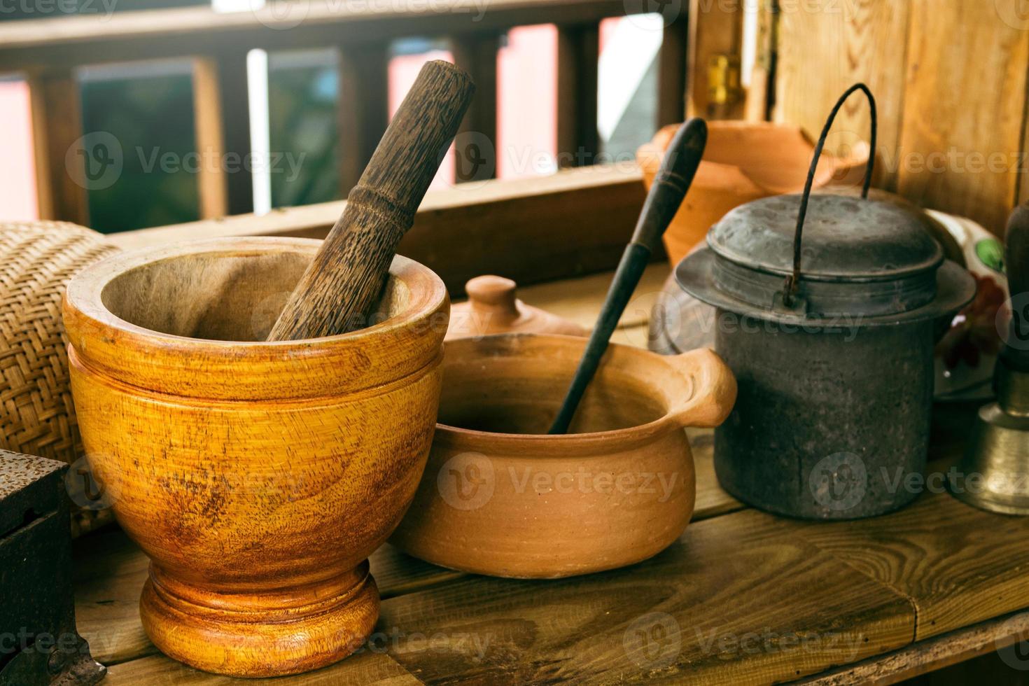 primer plano de utensilios de cocina hechos a mano en una mesa de madera en una casa rural. foto