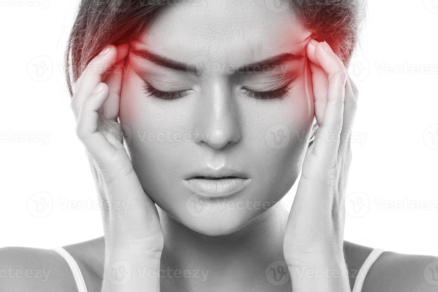 mujer con una fuente de dolor de cabeza rojo y doloroso foto