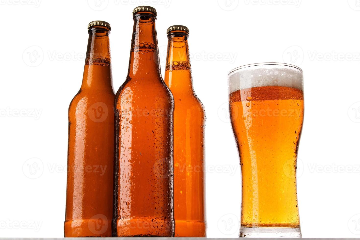 botellas y vaso de cerveza foto