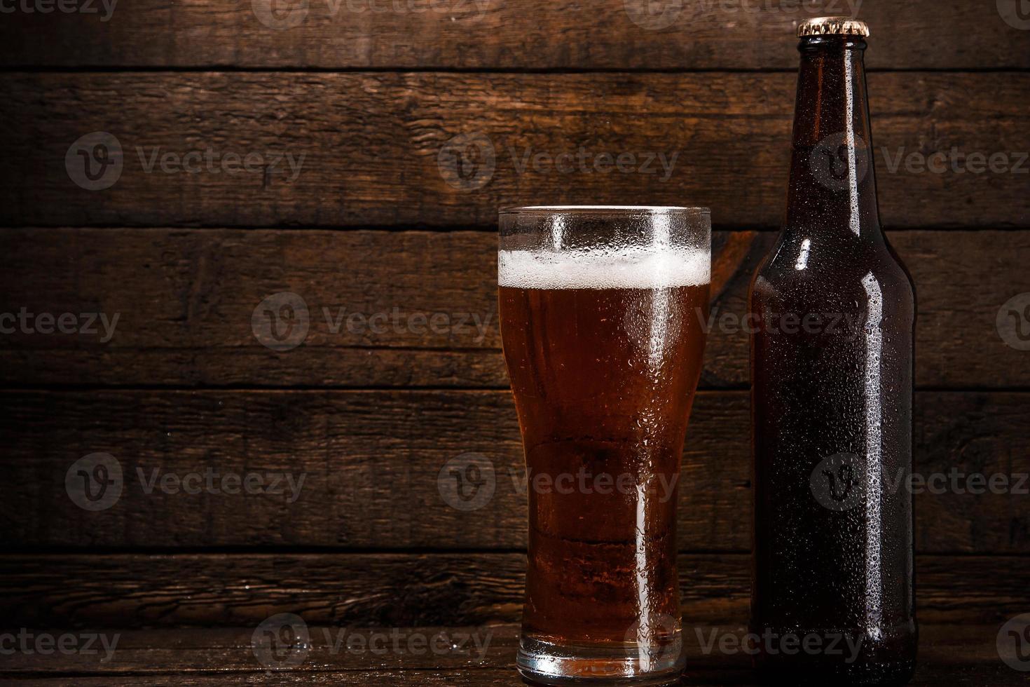 botella y vaso de cerveza foto