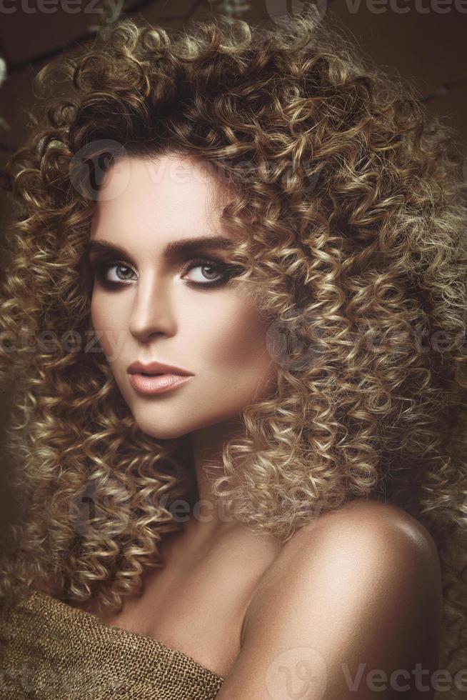 encantadora mujer joven con peinado afro y hermoso maquillaje foto