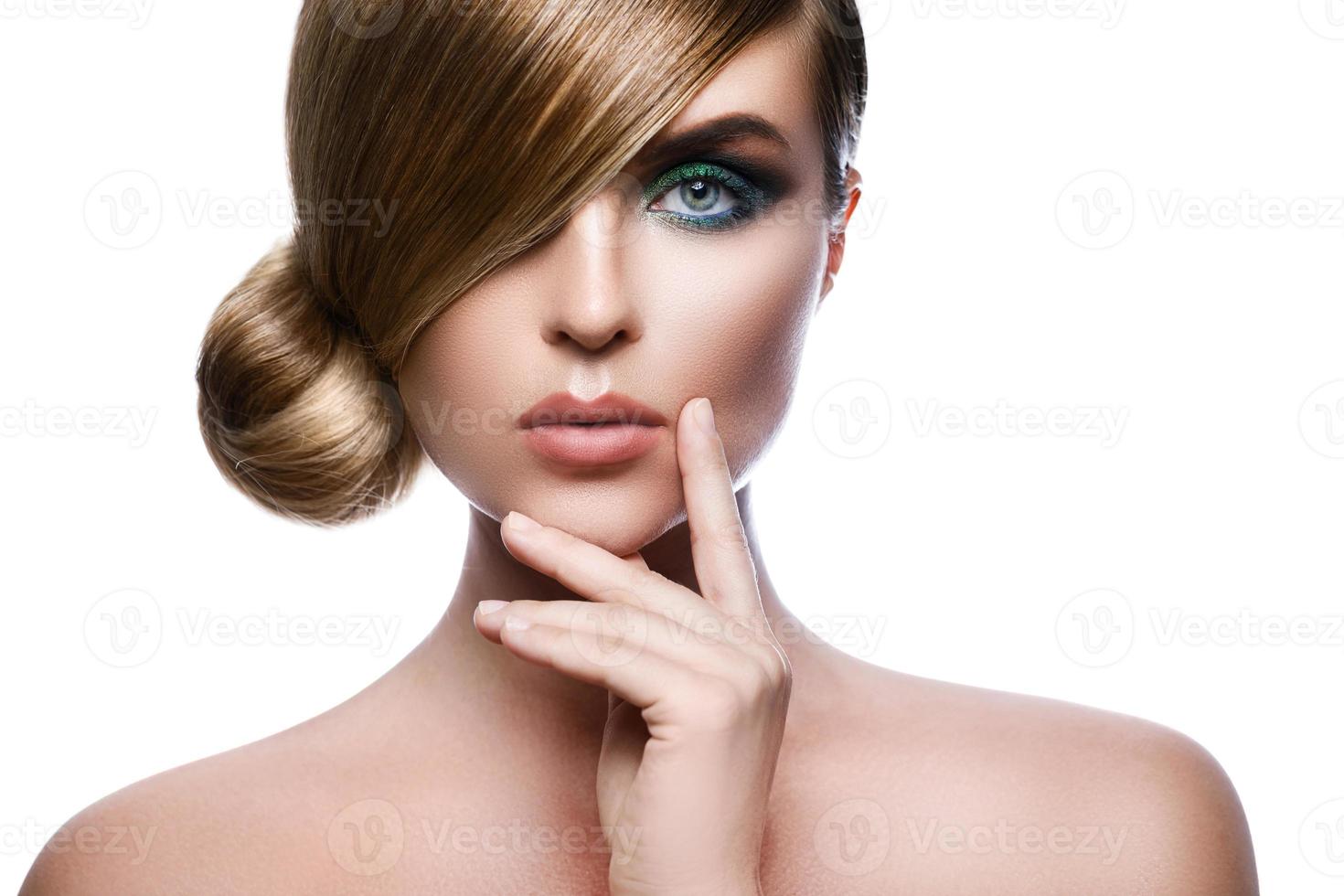 modelo sexy en imagen elegante con cabello liso que cubre un ojo y hermosas sombras de ojos verdes en otro foto