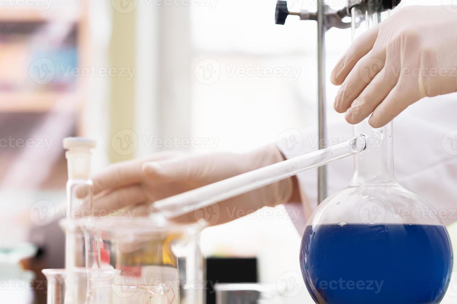 matraz de retorta lleno de una sustancia azul en un laboratorio foto