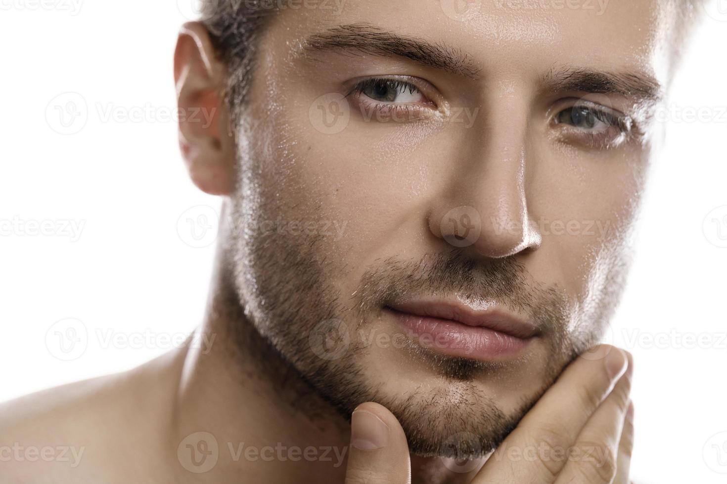 retrato, de, joven, guapo, hombre, con, mojado, cara foto