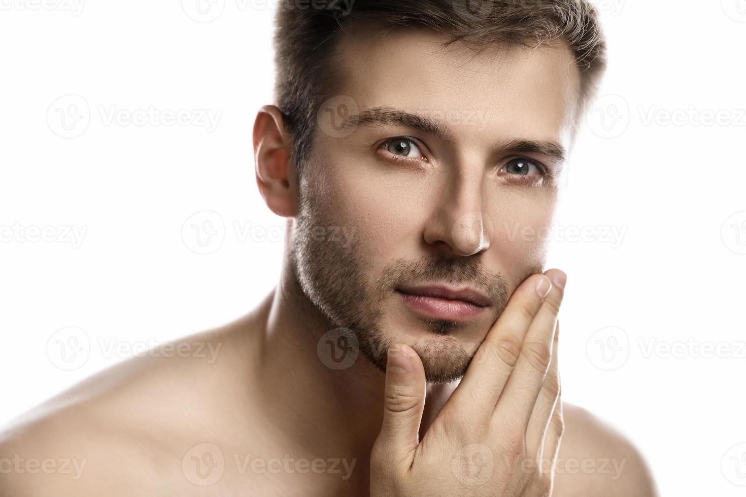 Retrato De Medio Cuerpo De Hombre Rubio Joven Guapo Sonriente Vistiendo  Traje Clásico Y Guantes Blancos De Pie Sosteniendo Un Encendedor Prendió  Fuego A Su Cigarro Cubano Mirándonos Fotos, retratos, imágenes y