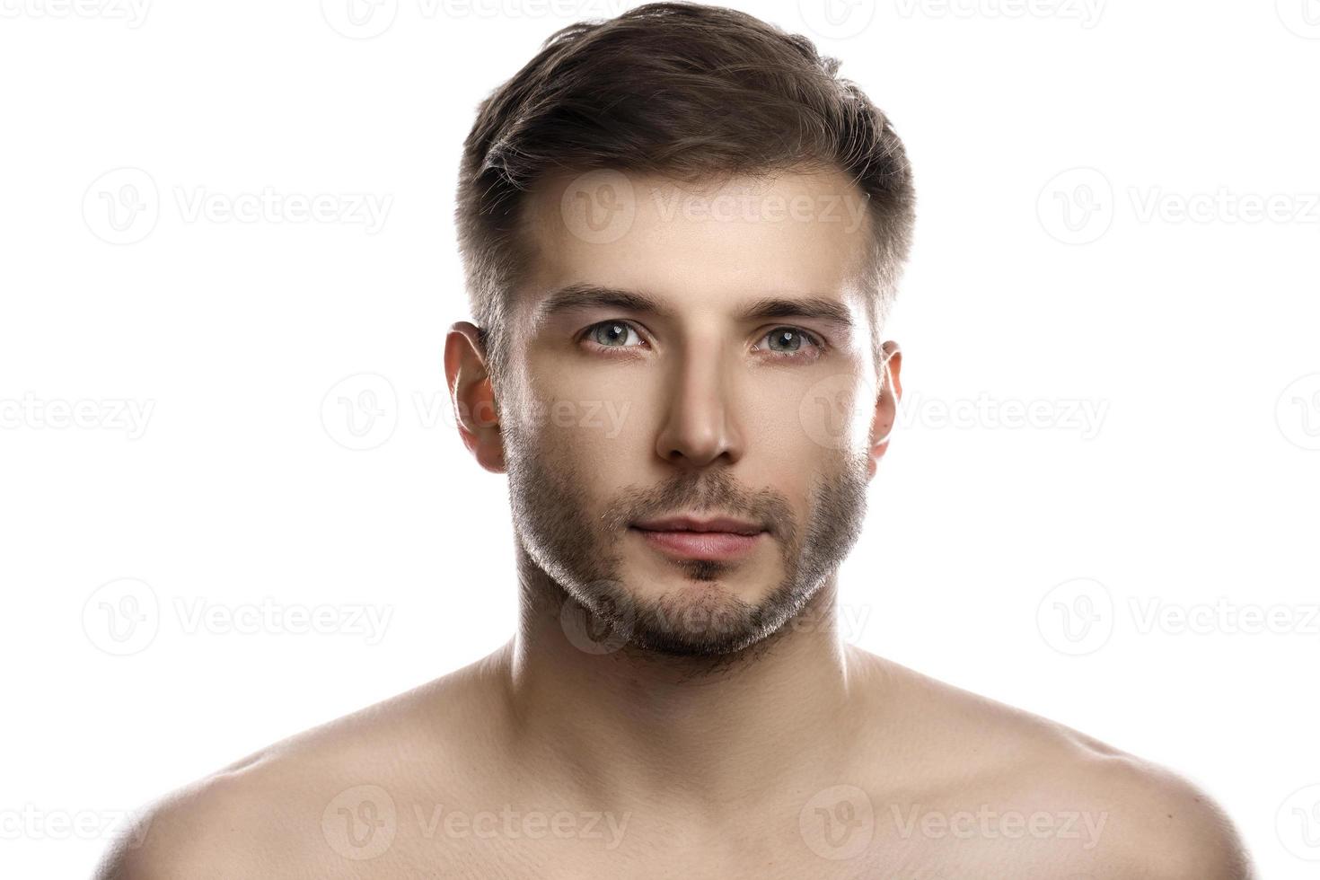 hombre joven y guapo con piel suave sobre fondo blanco foto