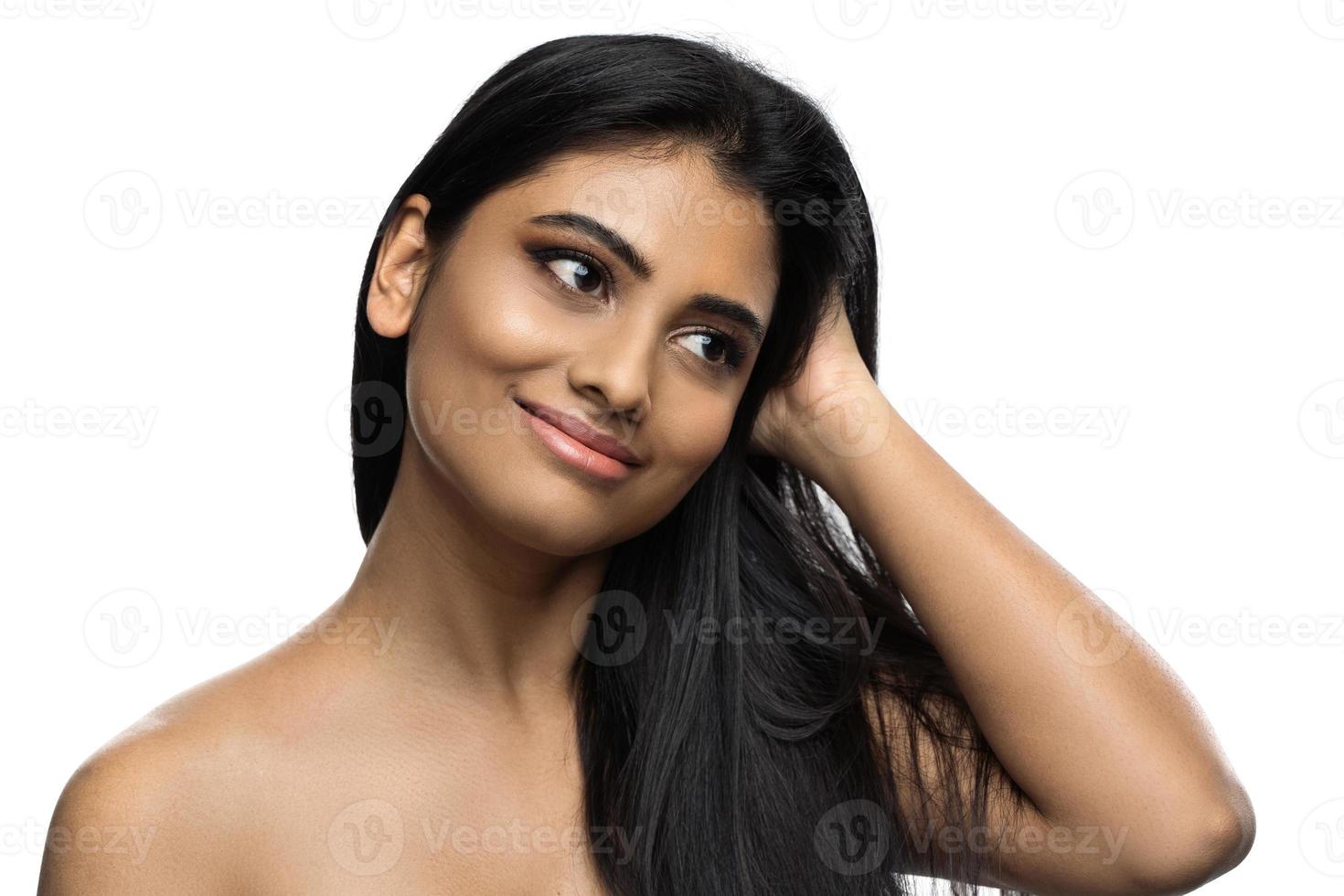 hermosa mujer india con piel suave y cabello largo y negro foto