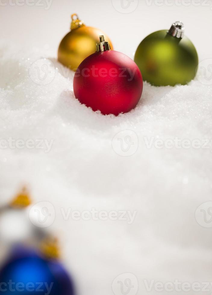 adornos navideños en copos de nieve con sala de texto foto