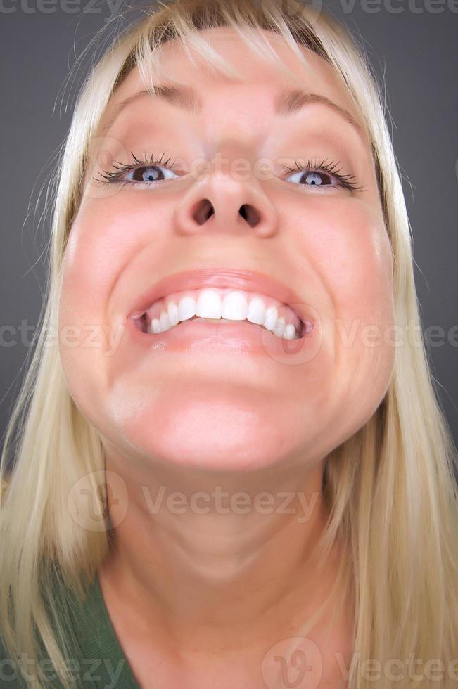 mujer rubia sonriente con cara divertida foto