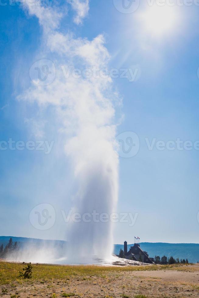 viejo géiser fiel en erupción en el parque nacional de yellowstone. foto