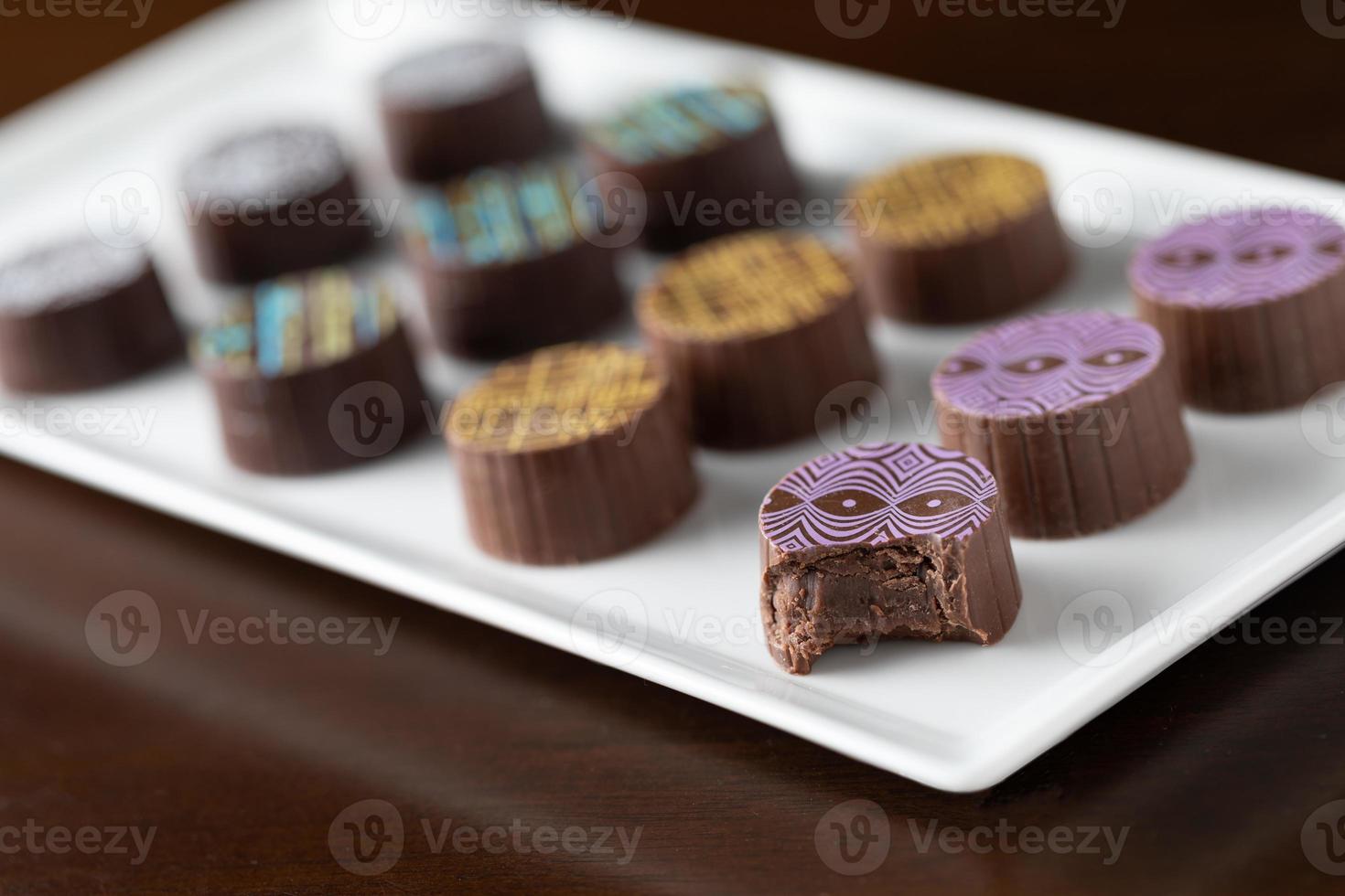 Dulces de chocolate fino artesanal en un plato para servir foto