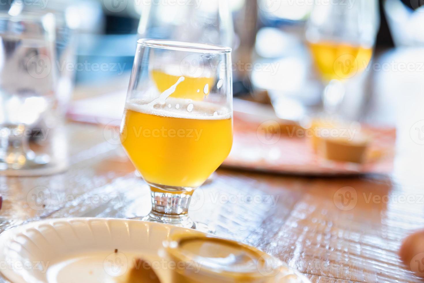 resumen de un vaso pequeño de cervezas artesanales en el bar foto