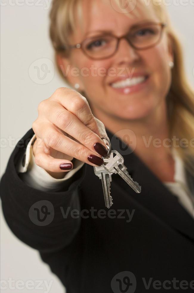 mujer presentando llaves foto