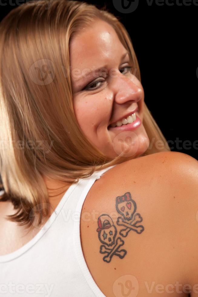 mujer mostrando arte del tatuaje foto