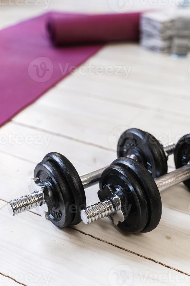 pesas negras pesadas para entrenamiento de musculación en casa foto