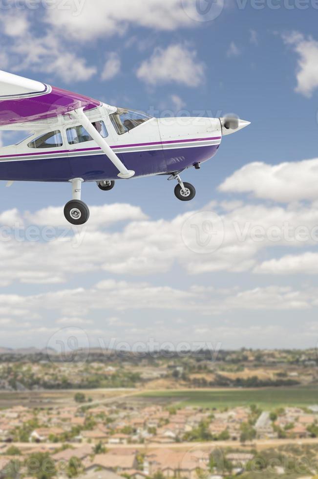 el avión de hélice única cessna 172 volando en el cielo foto