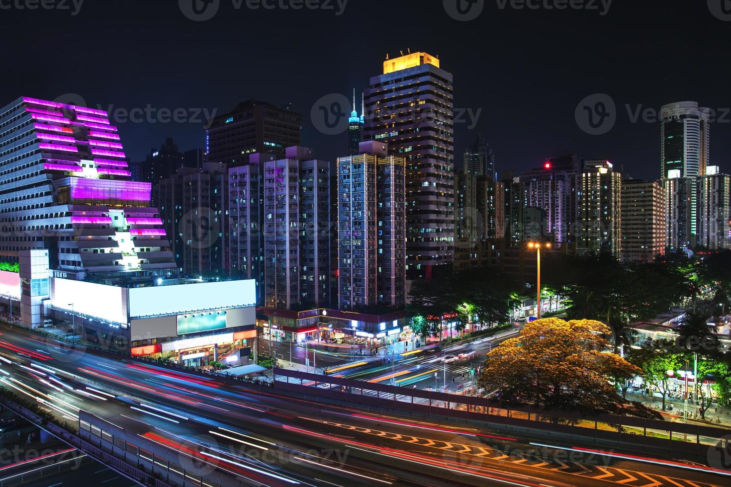 ciudad nocturna moderna con una larga exposición. Shenzhen, China. foto