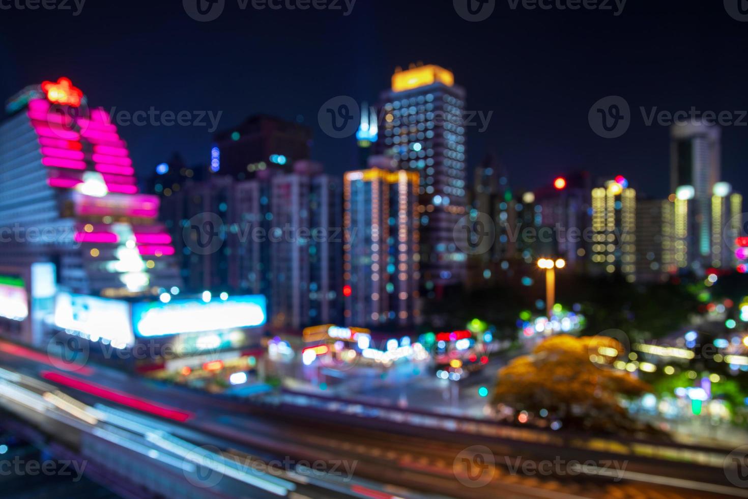 fuera de la ciudad nocturna moderna enfocada capturada con la larga exposición foto