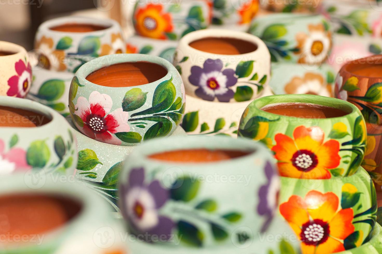 variedad de vasijas de cerámica pintadas de colores. foto