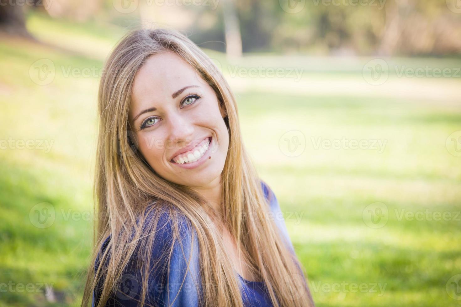 Retrato de una mujer joven y bella foto