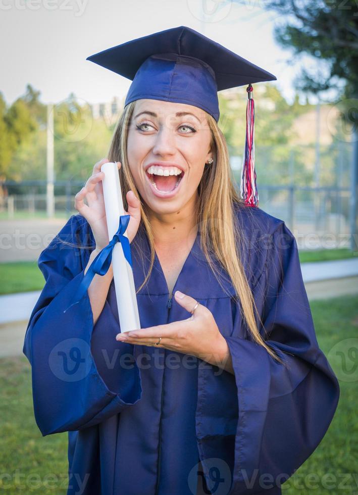 expresivo, mujer joven, tenencia, diploma, en, toga birrete foto