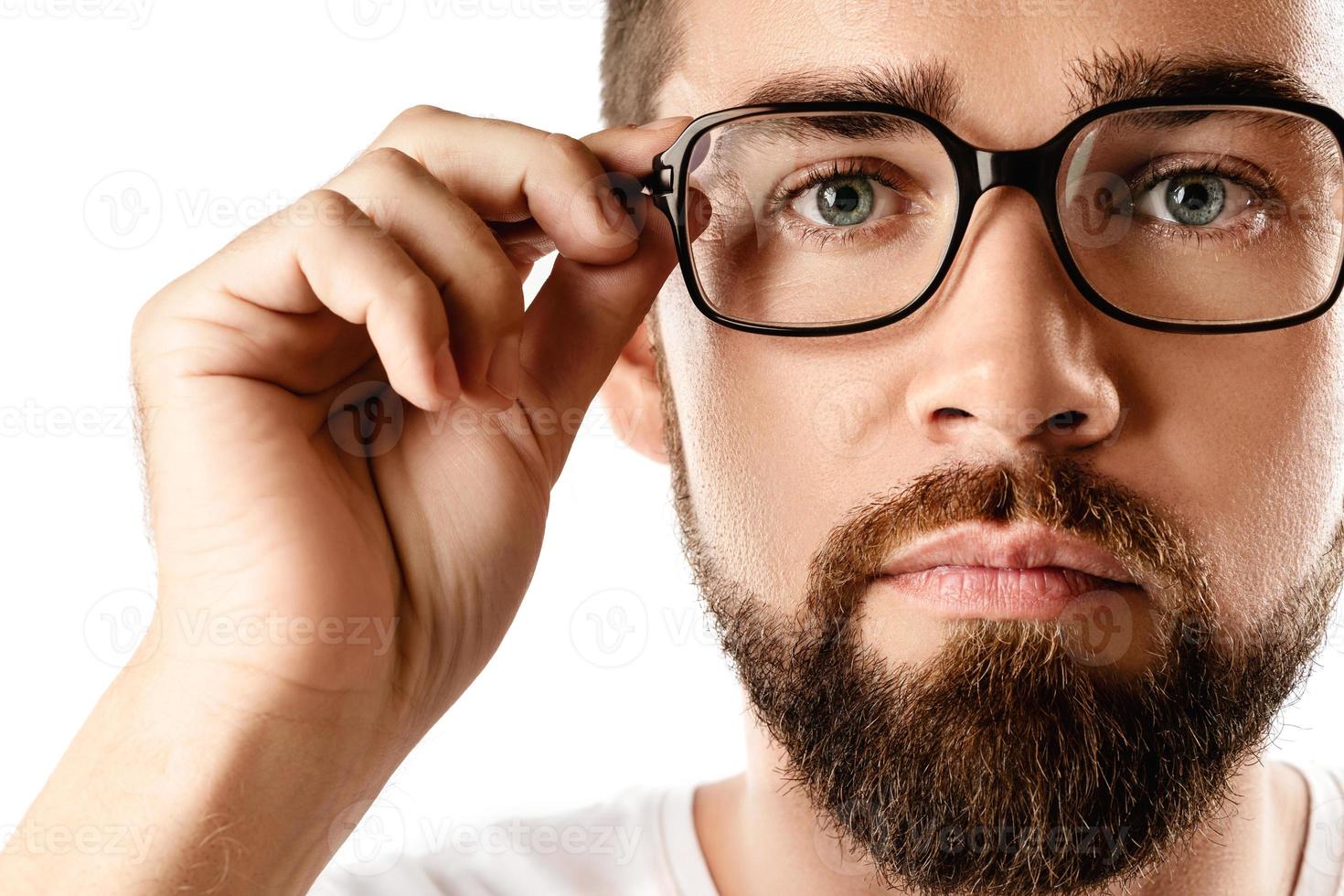 joven y guapo hombre barbudo con anteojos foto