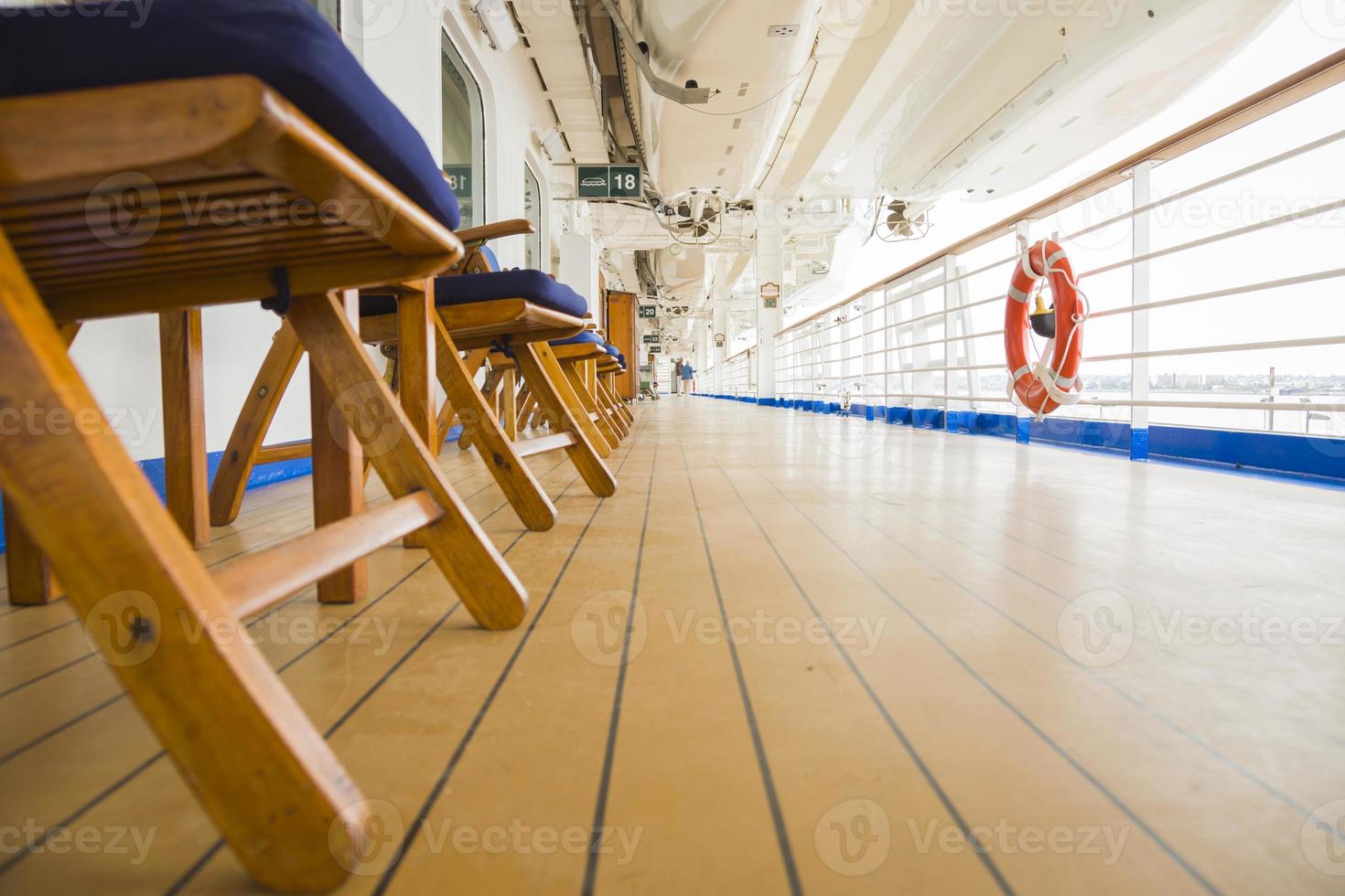 vista abstracta de la cubierta del crucero de pasajeros de lujo foto