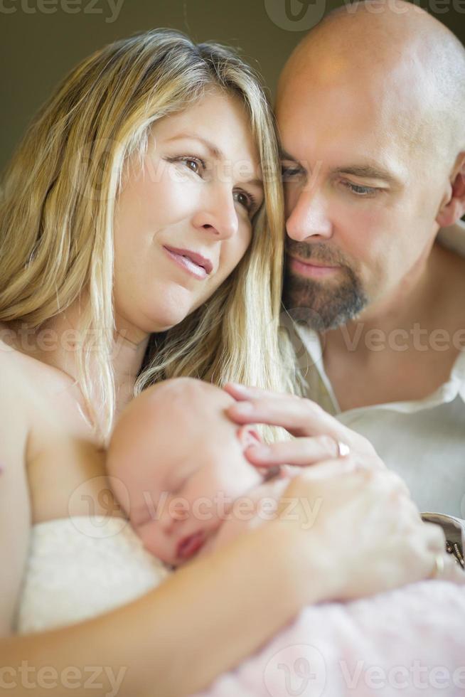 hermosa joven pareja sosteniendo a su bebé recién nacido foto