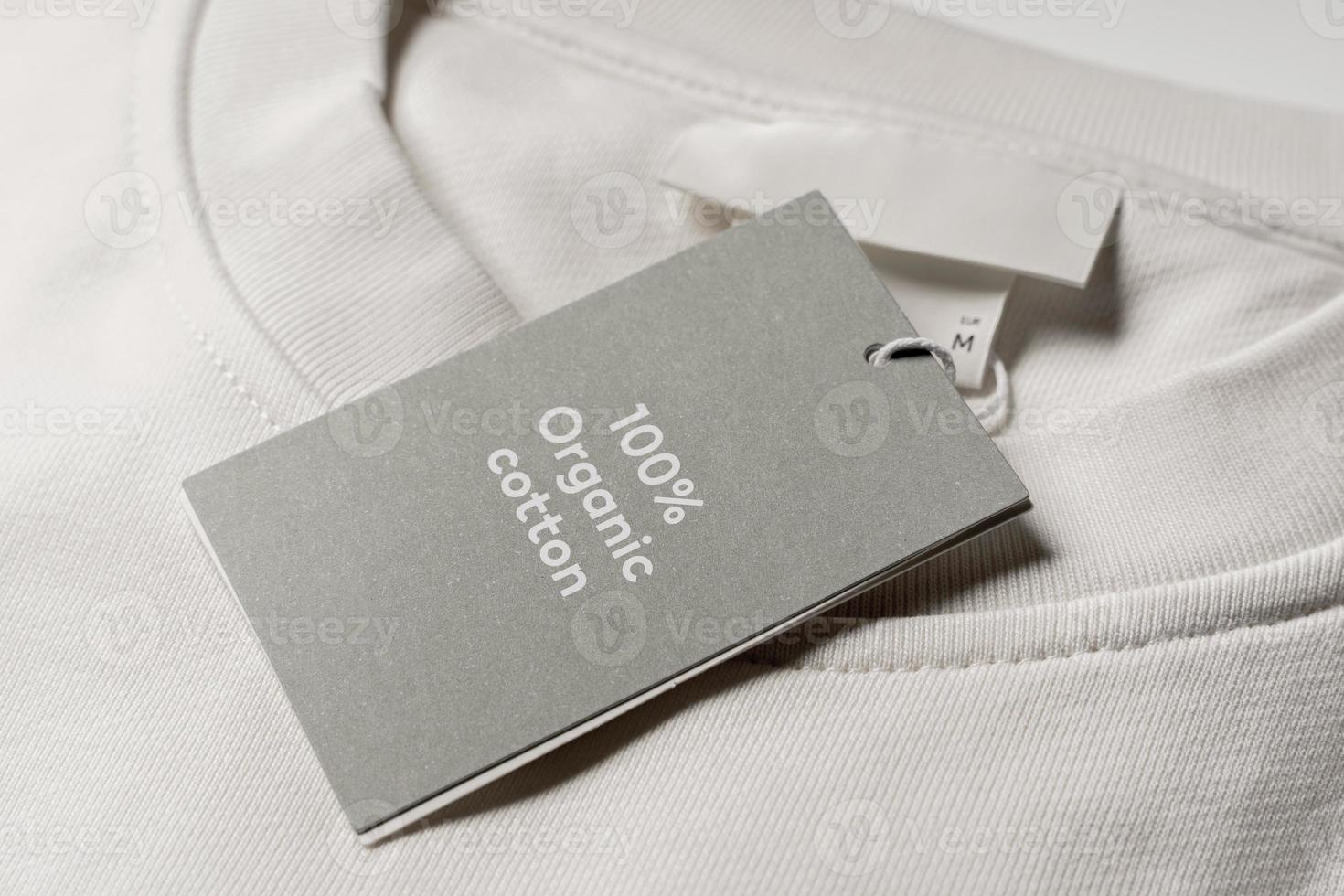 etiqueta de papel en una ropa blanca de algodón 100% orgánico foto