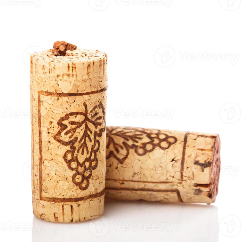 corchos de vino sobre fondo blanco foto