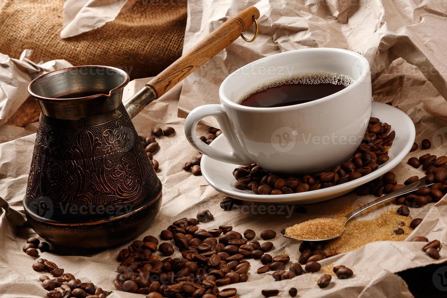 taza de café y cezve para café turco foto