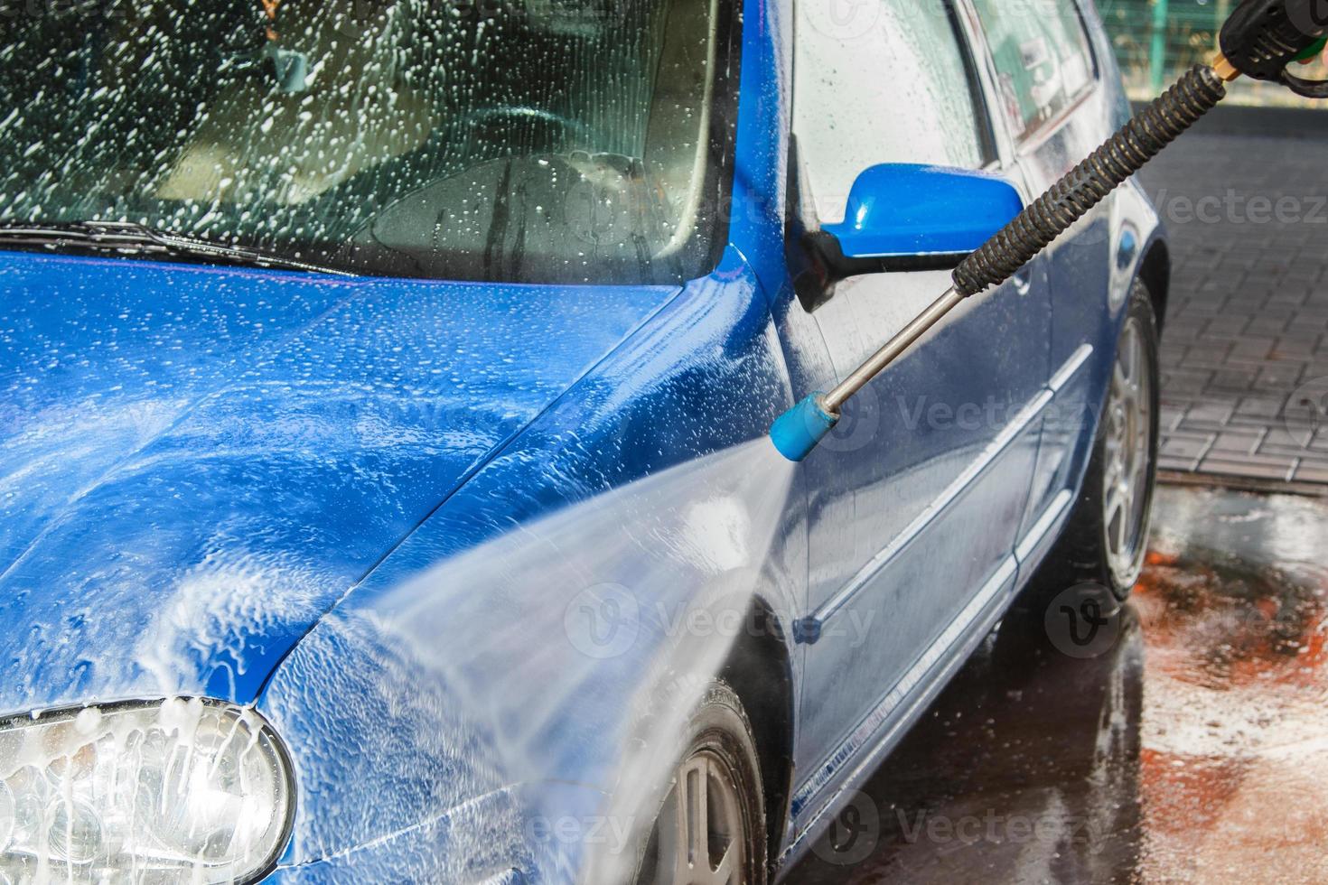 coche azul en un lavadero de coches foto