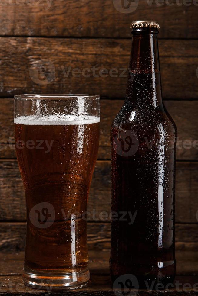 botella y vaso de cerveza foto
