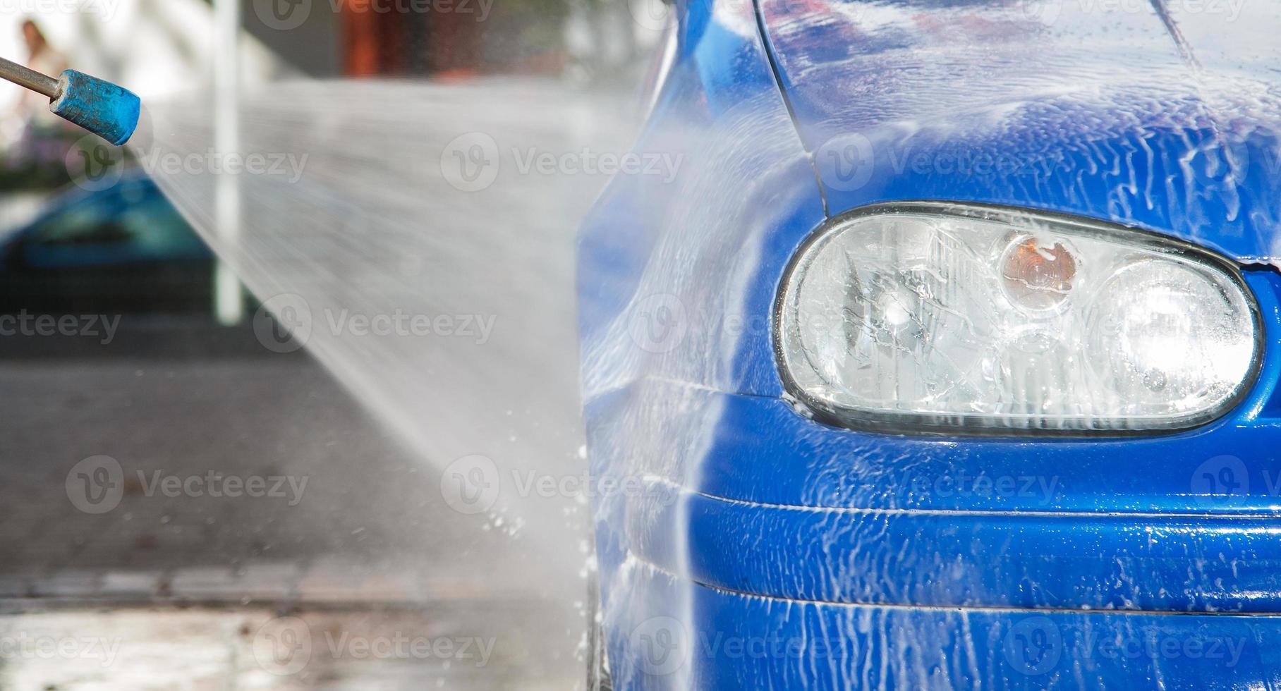 coche azul en un lavadero de coches foto