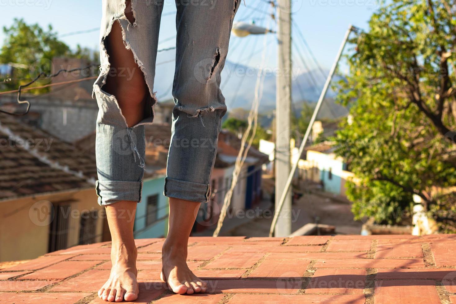 primer plano de pies femeninos en el techo foto