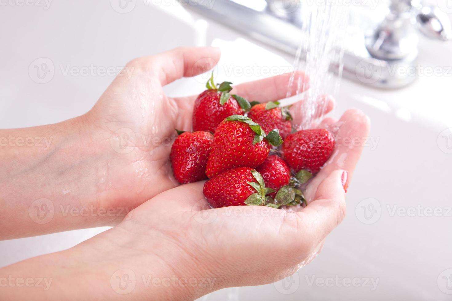 mujer lavando fresas foto