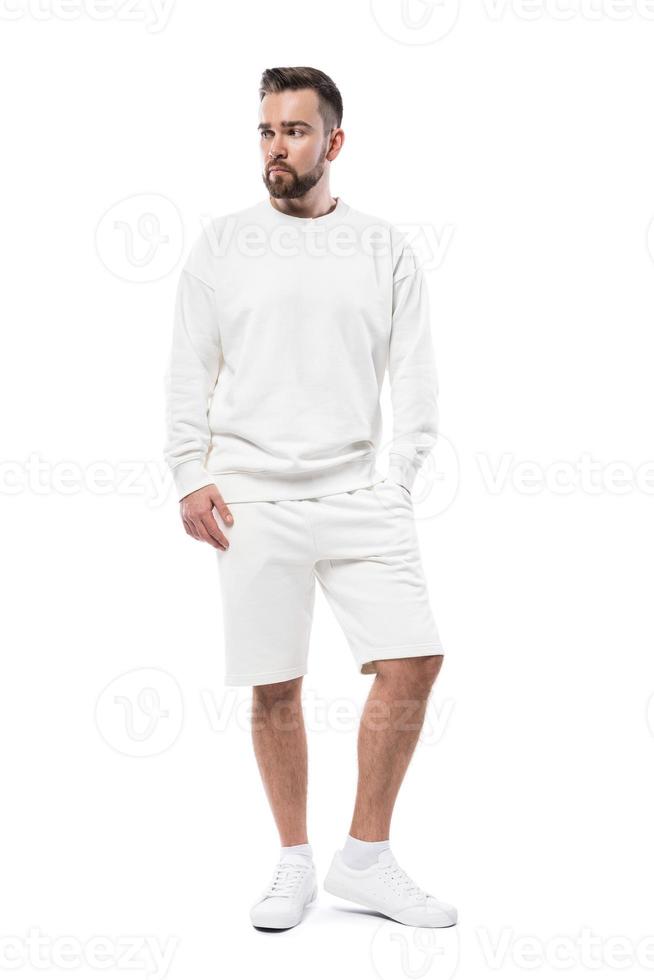 hombre vestido con sudadera blanca en blanco y pantalones cortos sobre fondo blanco foto