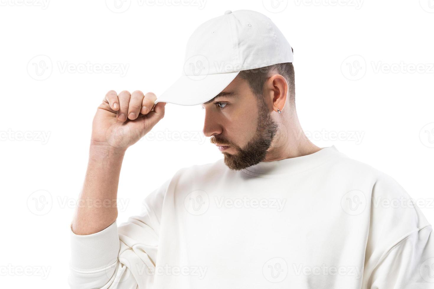 hombre guapo con gorra blanca en blanco sobre fondo blanco foto
