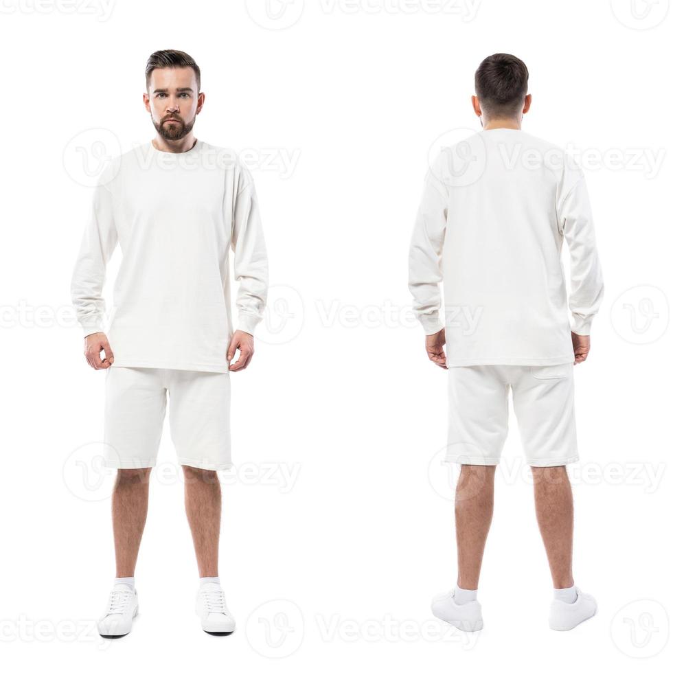 hombre guapo con camiseta blanca de manga larga y pantalones cortos de fondo blanco foto