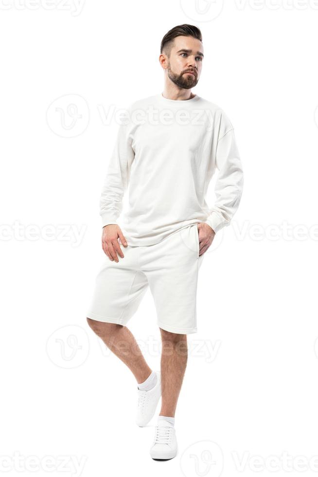 hombre vestido con camiseta blanca de manga larga y pantalones cortos sobre fondo blanco foto