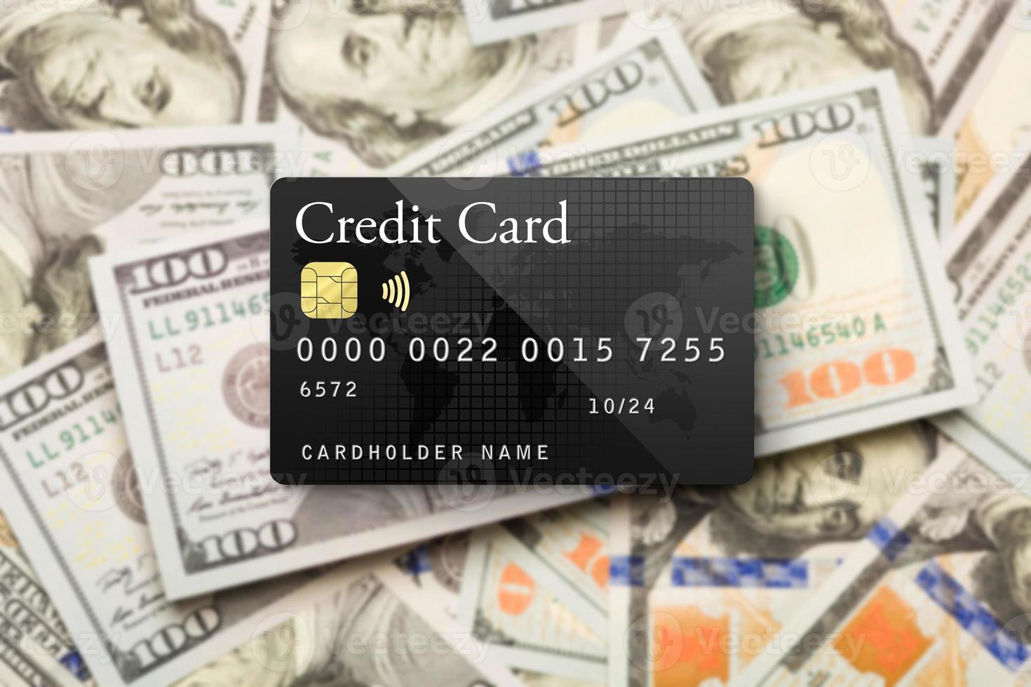 maqueta tarjeta de crédito negra descansando sobre fondo de billetes de cien dólares foto