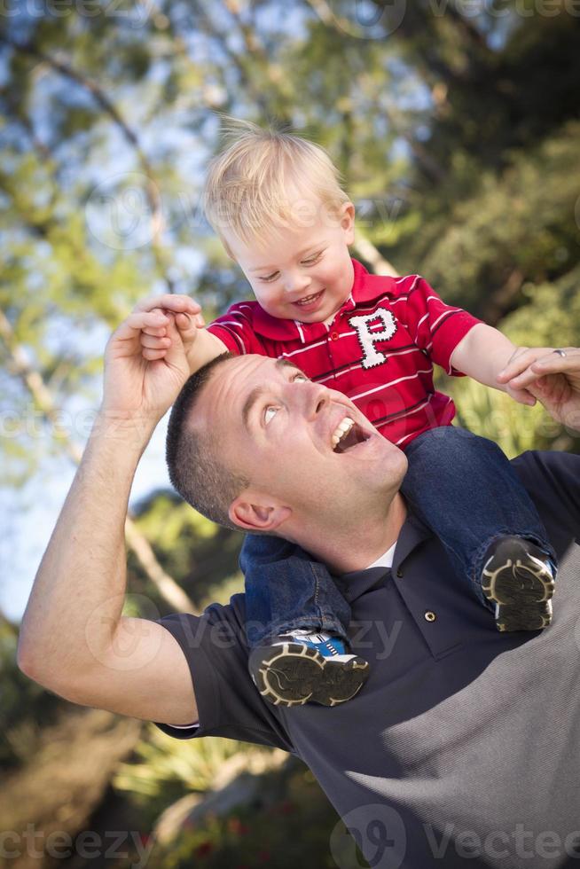 joven riendo padre e hijo piggy back foto