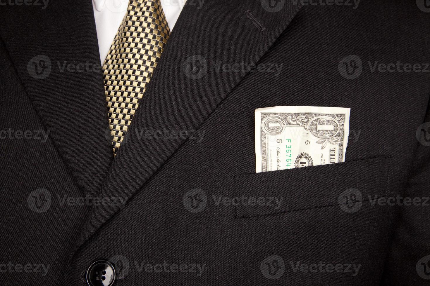 billete de un dólar en el bolsillo del abrigo del hombre de negocios foto