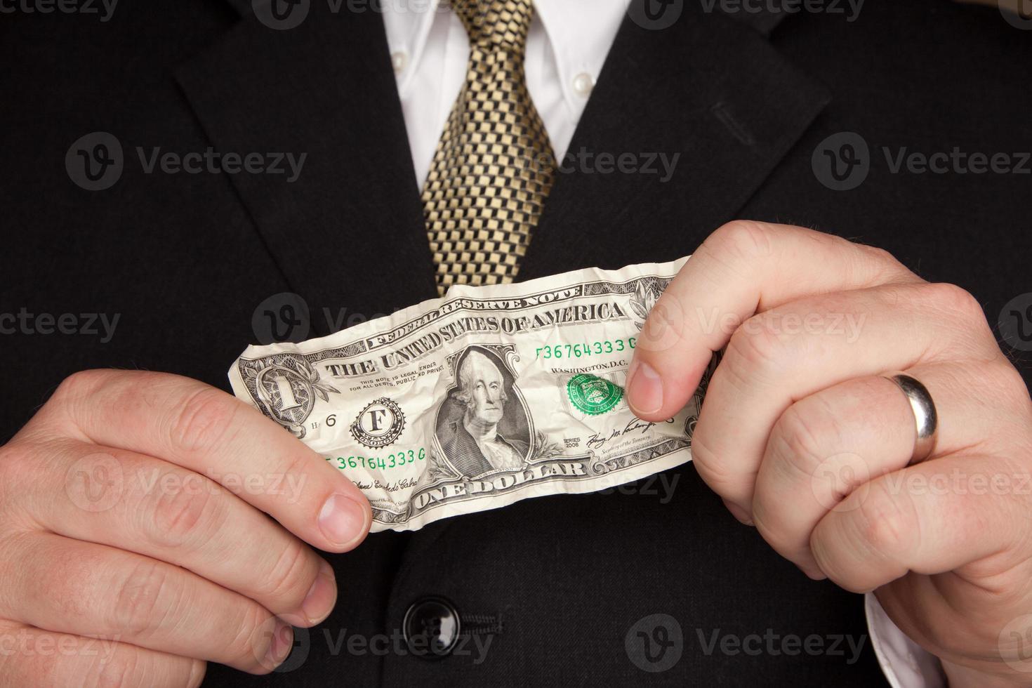 hombre de negocios con billete de dólar arrugado foto