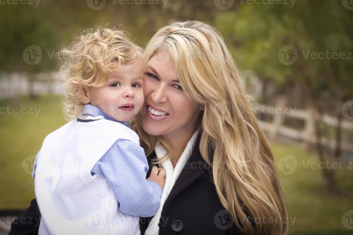 atractivo retrato de madre e hijo afuera foto