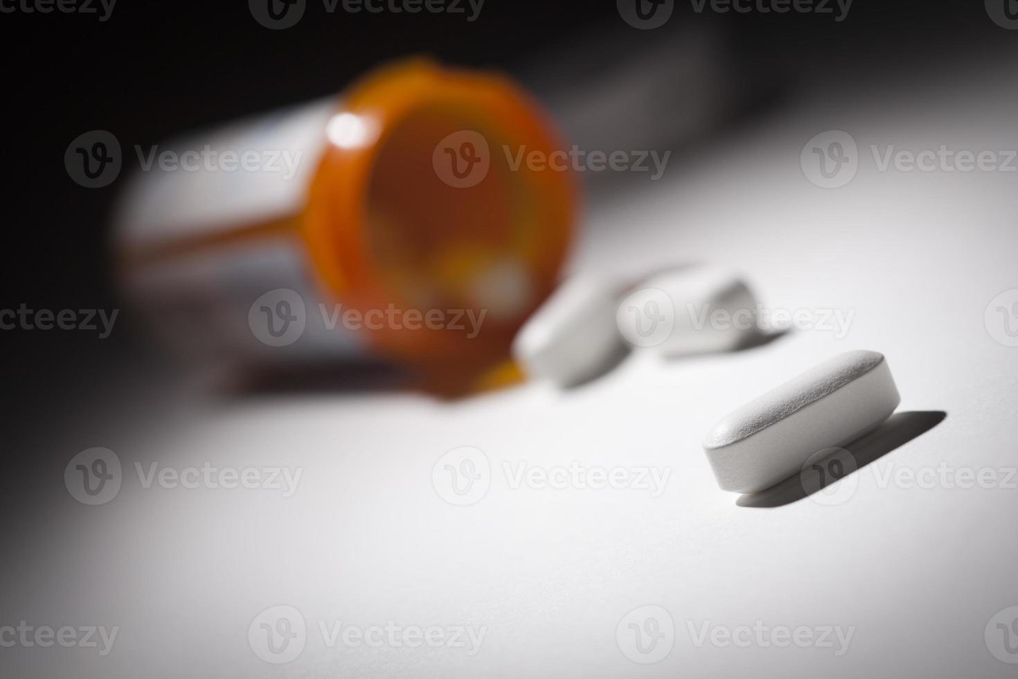 botella de medicina y pastillas bajo la luz del punto foto