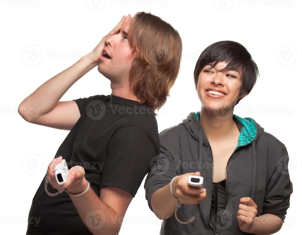 Divertida pareja diversa jugando videojuegos foto