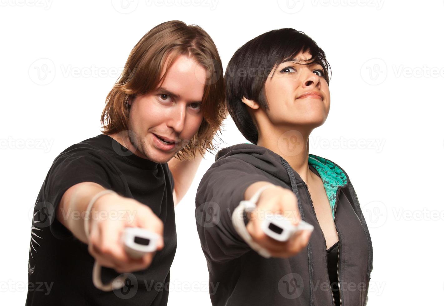 pareja de raza mixta jugando a los mandos de videojuegos en blanco foto